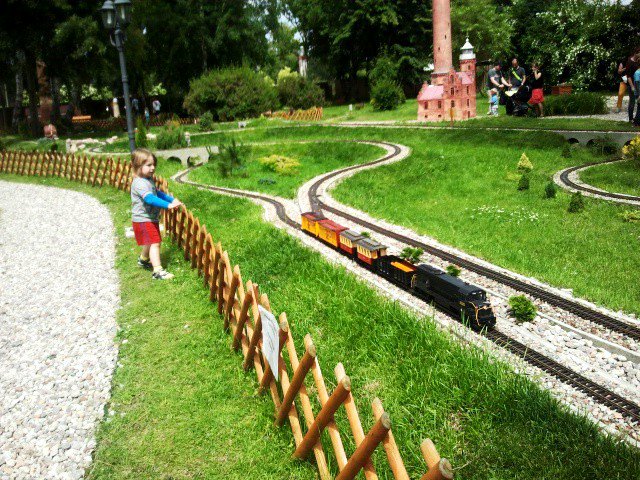 Nadmorski park miniatur i kolejek w Dziwnowie