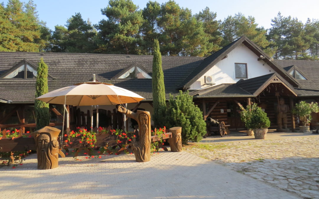 Karczma Podkowa Leśna – Krajkowo koło Mosiny. Stadnina koni dla dzieci.