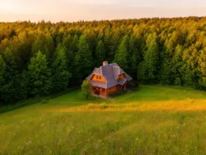 Agroturystyka za lasem w Kiekierzu – drewniany dom otoczony lasem i łąkami w Wielkopolsce