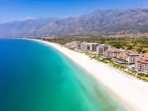 Riwiera Albańska z lotu ptaka - idealne miejsce na wakacje albania all inclusive z plażami i turkusowym morzem