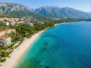 Albania wczasy samolotem all inclusive - widok na Riwierę Albańską z plażami i hotelami nad lazurowym morzem