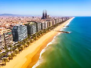 Panorama wybrzeża Barcelony z hotelami all inclusive przy plaży i morzem Śródziemnym w tle