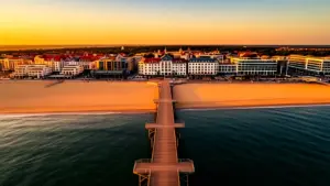 Sopockie molo i plaża widziane z lotu ptaka - idealna lokalizacja apartamentów Sopot nad Bałtykiem