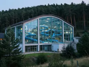 Aquapark Sopot - nowoczesny budynek kompleksu basenowego z zjeżdżalniami wodnymi w dzielnicy Kamienny Potok