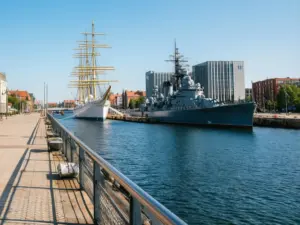Atrakcje Gdynia - bulwar nadmorski z zabytkowym okrętem i nowoczesną architekturą miasta portowego