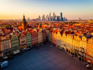 Atrakcje Warszawa - widok na Rynek Starego Miasta z kolorowymi kamienicami i nowoczesną panoramą stolicy