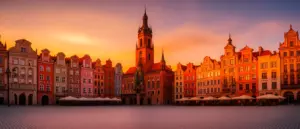 Atrakcje Wrocław - panorama Rynku ze Starym Ratuszem i kolorowymi kamienicami o zachodzie słońca