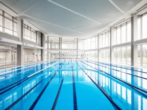 Nowoczesny basen Warszawa z krytą pływalnią, torami do pływania i dużymi oknami wpuszczającymi światło