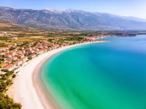 Baška Chorwacja - widok na malowniczą zatokę z plażą Vela Plaža i masywem Velebit w tle