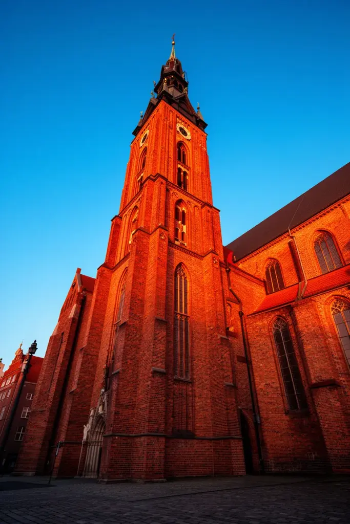 Bazylika Mariacka Gdańsk – monumentalna ceglana świątynia gotycka z charakterystyczną wieżą widoczną z Długiego Targu