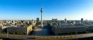 Panorama Berlina z wieżą telewizyjną i tramwajem - atrakcje dostępne z Berlin Welcome Card All Inclusive