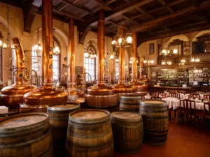 Brovarnia Gdańsk i restauracja i browar w Gdańsku - wnętrze z kotłami warzelniczymi i tradycyjnym wystrojem
