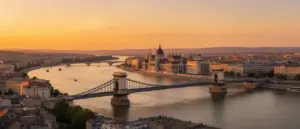 Panorama Budapesztu z widokiem na Dunaj i Most Łańcuchowy - przewodnik po noclegach w stolicy Węgier