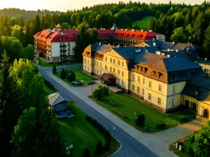 Busko-Zdrój noclegi - widok na uzdrowiskowe budynki sanatoryjne otoczone zielonymi parkami w centrum miasta