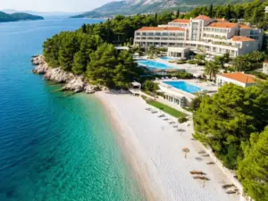 Luksusowy hotel na wybrzeżu Chorwacji oferujący system chorwacja all inclusive przy krystalicznej wodzie Adriatyku