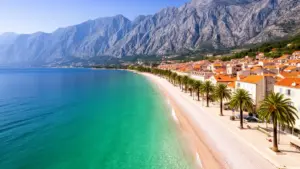 Chorwacja Makarska - widok na plażę, Morze Adriatyckie i góry Biokovo w tle, popularne miejsce wypoczynku turystów