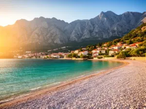 Chorwacja Podgora - widok na plażę żwirową i góry Biokovo nad Adriatykiem na Riwierze Makarskiej