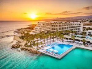 Luksusowy hotel all inclusive na Cyprze z basenem i widokiem na Morze Śródziemne przy plaży