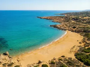 Plaża Fig Tree Bay w Protaras na Cyprze z turkusową wodą i złotym piaskiem – najpiękniejsza plaża kurortu cypr protaras
