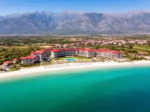 Luksusowy hotel czarnogóra all inclusive nad Adriatykiem z widokiem na góry i turkusowe morze