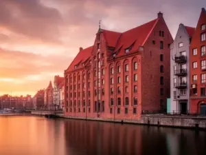 Czerwony Piec Gdańsk - budynek Słonego Spichlerza na Wyspie Spichrzów, gdzie mieści się kultowa pizzeria