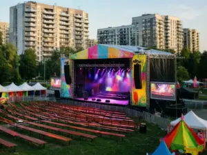 Scena festiwalowa przygotowana na dni białołęki 2026 w parku miejskim z blokami mieszkalnymi w tle