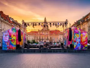 Scena festiwalowa przygotowana na Dni Jaworzna 2026 z kolorowymi dekoracjami i oświetleniem