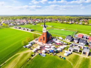 Widok na Kleszczów - miejsce organizacji dni kleszczowa 2026 z nowoczesnymi obiektami sportowymi i zielenią