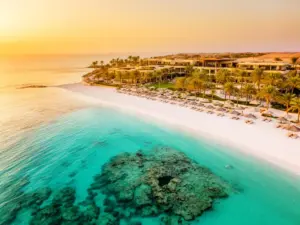 Luksusowy hotel nad Morzem Czerwonym – idealne miejsce na wakacje egipt all inclusive z plażą i rafą koralową