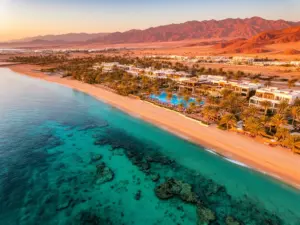 Widok na luksusowy hotel nad Morzem Czerwonym w kurorcie Egipt Sharm El Sheikh all inclusive z rafami koralowymi