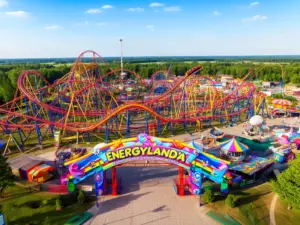 Energylandia bilety cena - widok na park rozrywki z kolorowymi rollercoasterami i atrakcjami w Zatorze