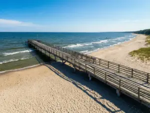 Plaża i molo w Gdańsk Brzeźno – popularna nadmorska dzielnica nad Bałtykiem
