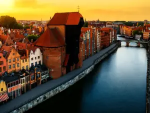 Widok na Starówkę Gdańska z rzeką Motławą - idealna lokalizacja na gdańsk hotel blisko głównych atrakcji turystycznych