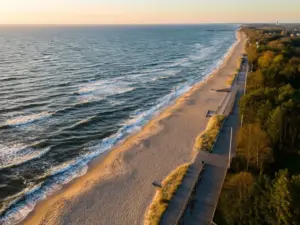 Gdańsk noclegi przy plaży - piaszczysta plaża nad Zatoką Gdańską o wschodzie słońca z widokiem na Bałtyk