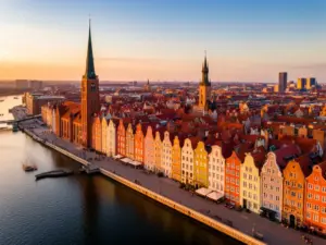 Gdańsk Śródmieście - widok na centrum miasta z historyczną zabudową i rzeką Motławą w tle