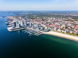 Widok z lotu ptaka na układ przestrzenny Gdyni - gdynia mapa pokazująca port, dzielnice i linię brzegową Bałtyku