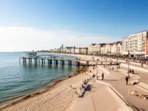 Nadmorska promenada w Gdyni idealna na spacery - gdynia noclegi z psem w pobliżu plaży dla czworonogów