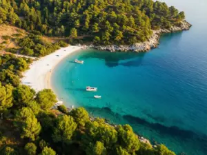 Grecja Skiathos – widok z lotu ptaka na turkusową zatokę z piaszczystą plażą i sosnowym lasem
