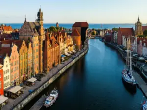 Widok na Stare Miasto w Gdańsku z rzeką Motławą – idealna lokalizacja na hotel all inclusive Gdańsk