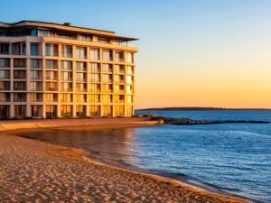 Hotel nad morzem z widokiem na plażę i Morze Bałtyckie o wschodzie słońca