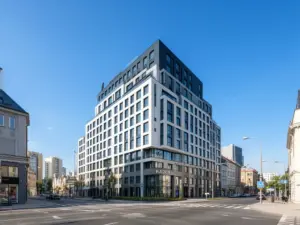 Widok na nowoczesny hotel Radom w centrum miasta z charakterystyczną architekturą miejską