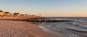 Panorama plaży w Ustce z latarnią morską – idealne miejsce na wypoczynek w hotelu Ustka nad Bałtykiem