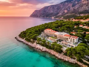 Hotele Chorwacja nad Adriatykiem - widok z lotu ptaka na nadmorski kompleks hotelowy z turkusową wodą