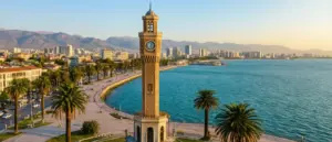 Izmir Turcja - widok na nabrzeże Kordon z wieżą zegarową Konak i Morze Egejskie