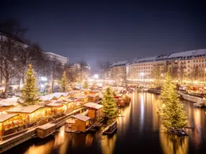 Jarmark all inclusive Berlin bilety – widok na świąteczny jarmark Weihnachten an der Spree w dzielnicy Friedrichshain