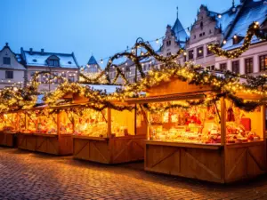 Jarmark warszawa – drewniane stoiska świąteczne z iluminacjami i dekoracjami bożonarodzeniowymi