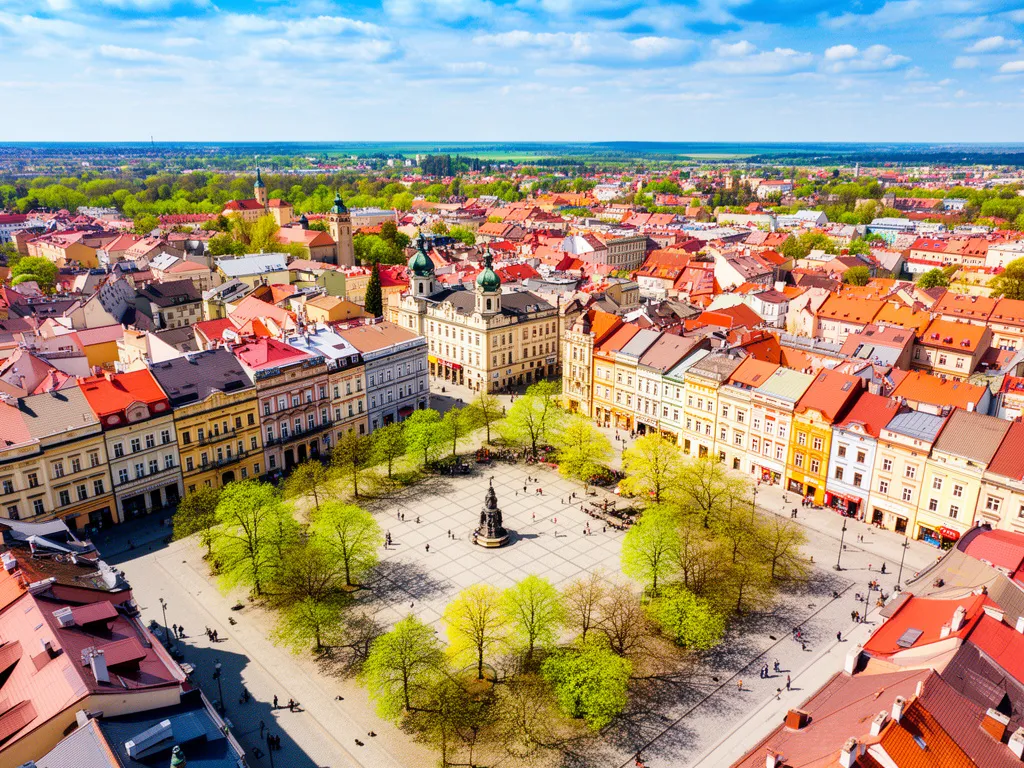 Widok na centrum Rzeszowa - miejsce organizacji Juwenalia Rzeszów 2026, kolorowe kamienice i rynek miejski