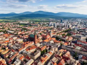 Widok na centrum Kielc z lotu ptaka – kielce mapa przedstawiająca układ miasta i okoliczne Góry Świętokrzyskie