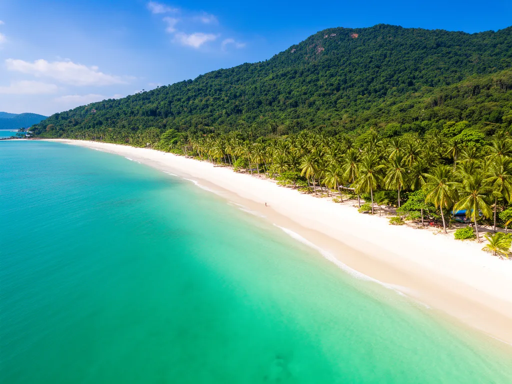 Tropikalna plaża na wyspie Koh Samui - idealne miejsce na wakacje w Tajlandii z palmami i turkusową wodą
