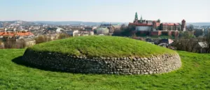Kopiec Krakusa Kraków – widok na zielone wzgórze z historycznym kurhanem i panoramą miasta w tle